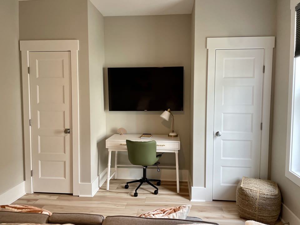 King Suite 3 - TV and desk w/ office chair