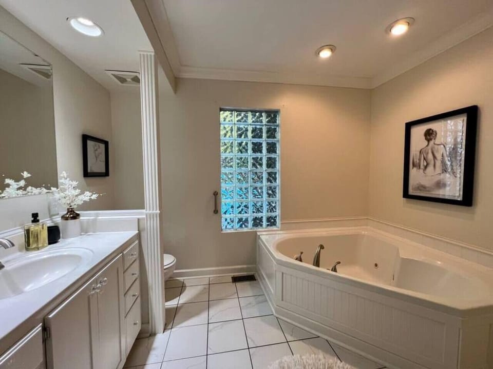 Master bathroom w/ whirlpool tub