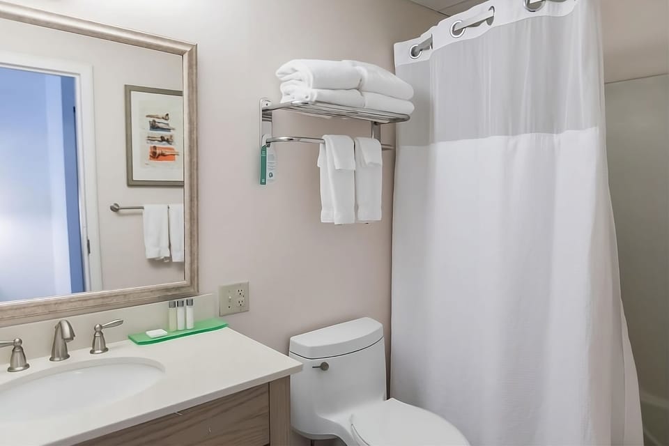 Rinse off comfortably with a simple, spotless bath setup.
