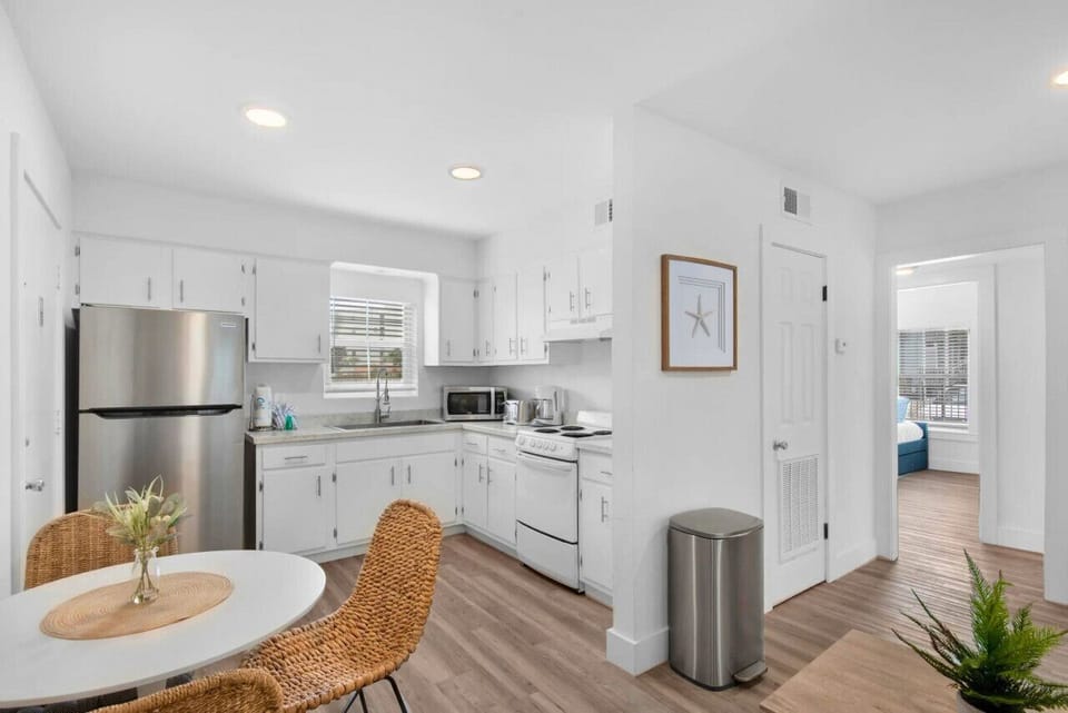 Move effortlessly from the dining area to the kitchen