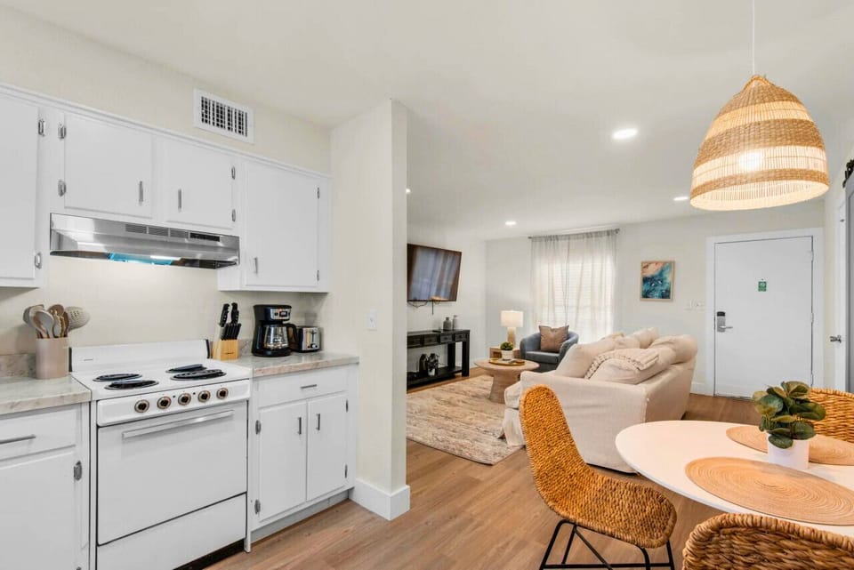 Effortlessly transition from the kitchen to the dining area