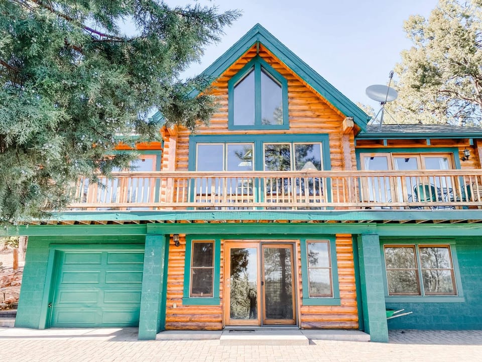 Straight on view of the exterior of Bear Cabin!