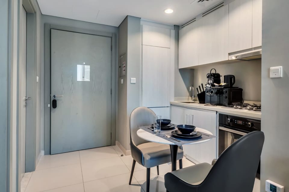 This fully equipped kitchen in Business Bay, Dubai makes cooking simple and convenient. Whether for a snack or a full meal, everything is ready and just steps from Burj Khalifa.