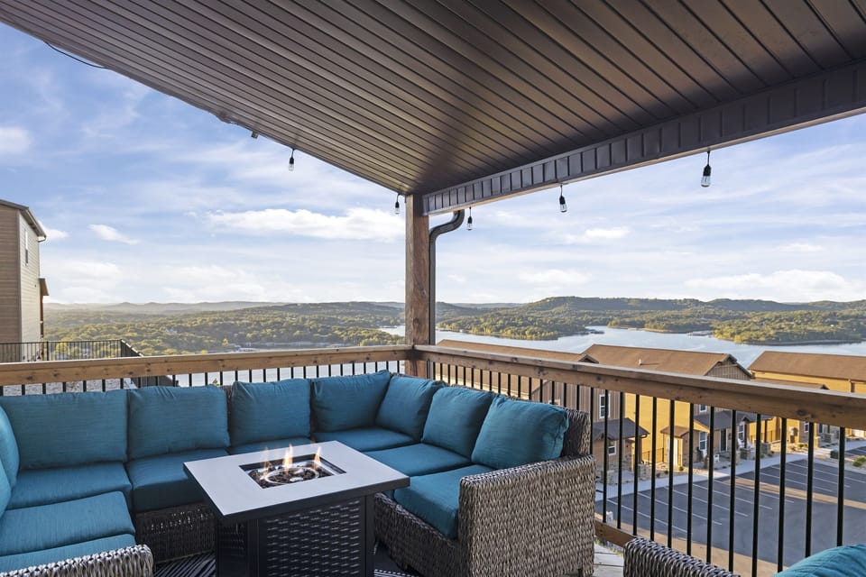 Lakeviews from your back deck!