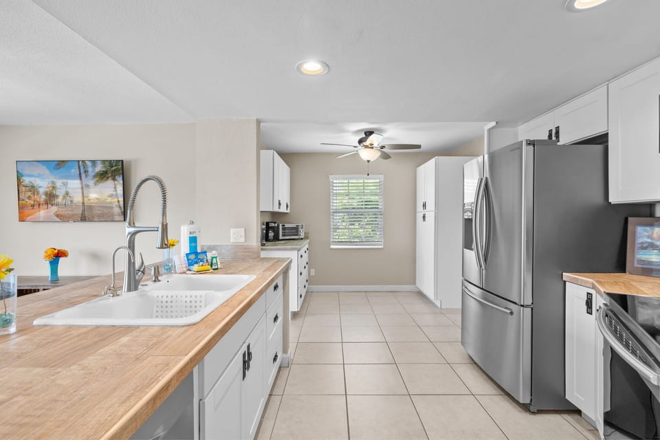 Fully Equipped Kitchen with Stainless Steel Appliances