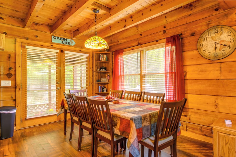 Dining Area | Dishware & Flatware Provided