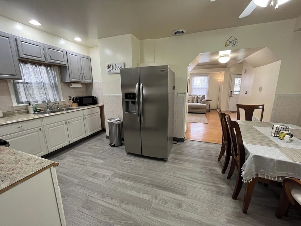 Full Kitchen & Dining Table - Seats 6