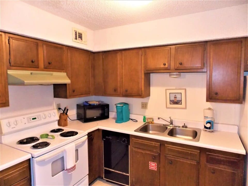 Compact yet fully equipped - our kitchen maximizes efficiency without compromising on functionality.