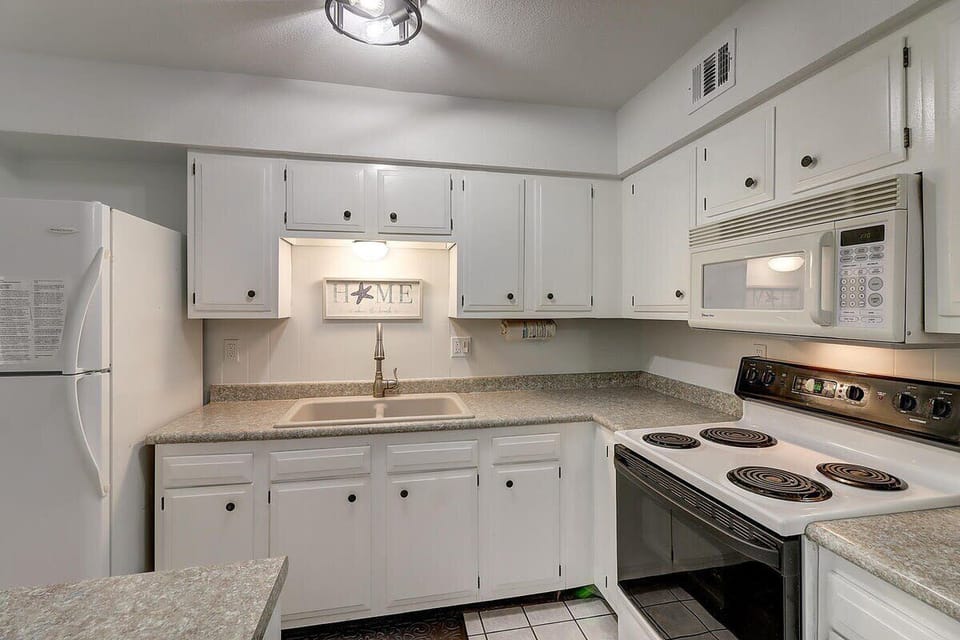 Compact kitchen, big flavor: Everything you need in a cozy space.