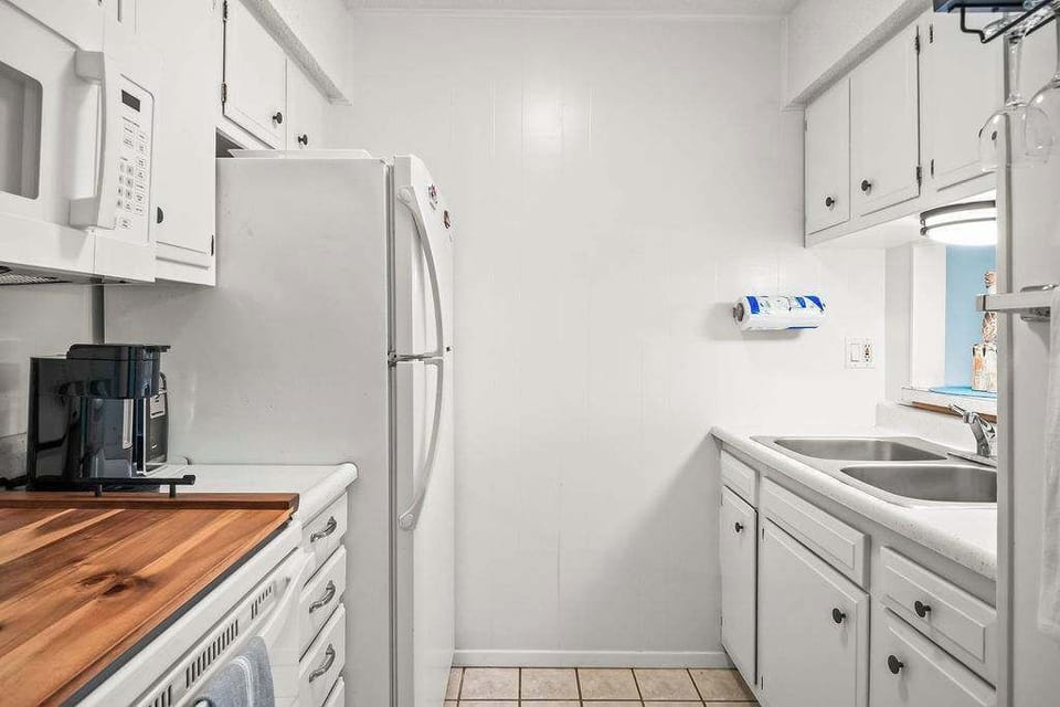 Because even vacations deserve home-cooked comfort. From family dinners to quick snack runs, this kitchen is the heartbeat of your getaway.