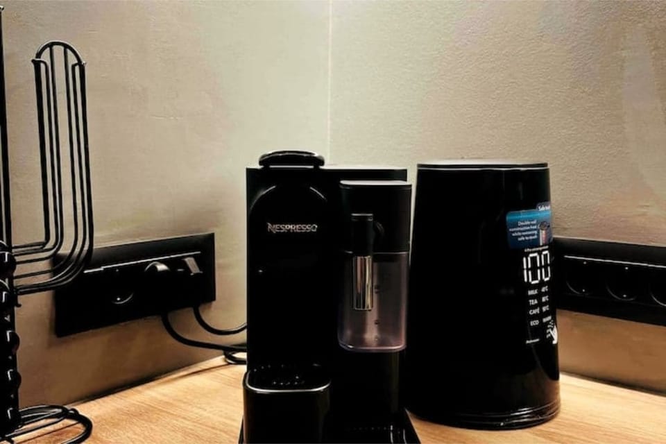 Nespresso Machine + Fully Equipped Kitchen