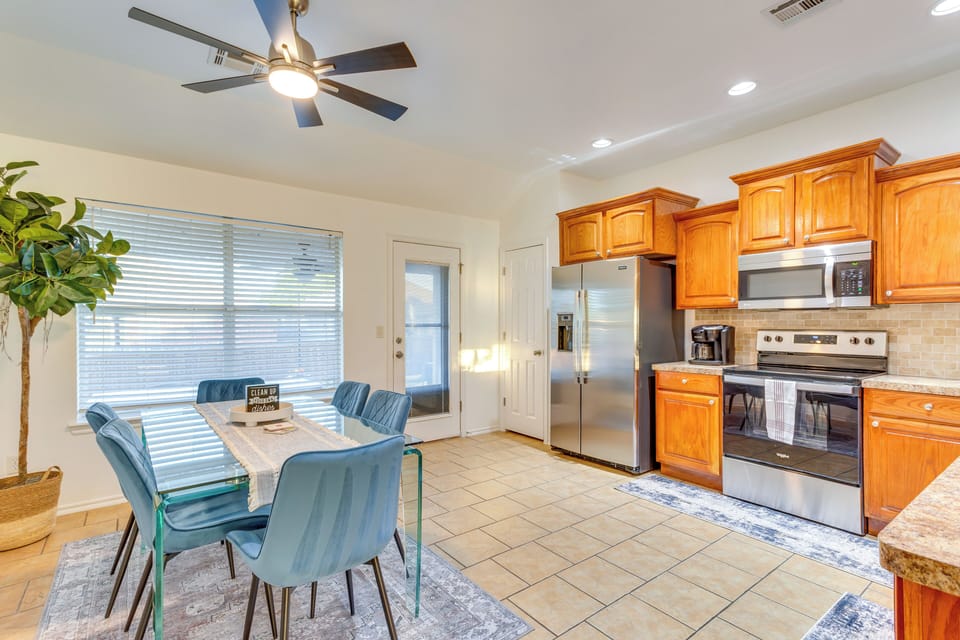 Dining Area | Dishware/Flatware Provided