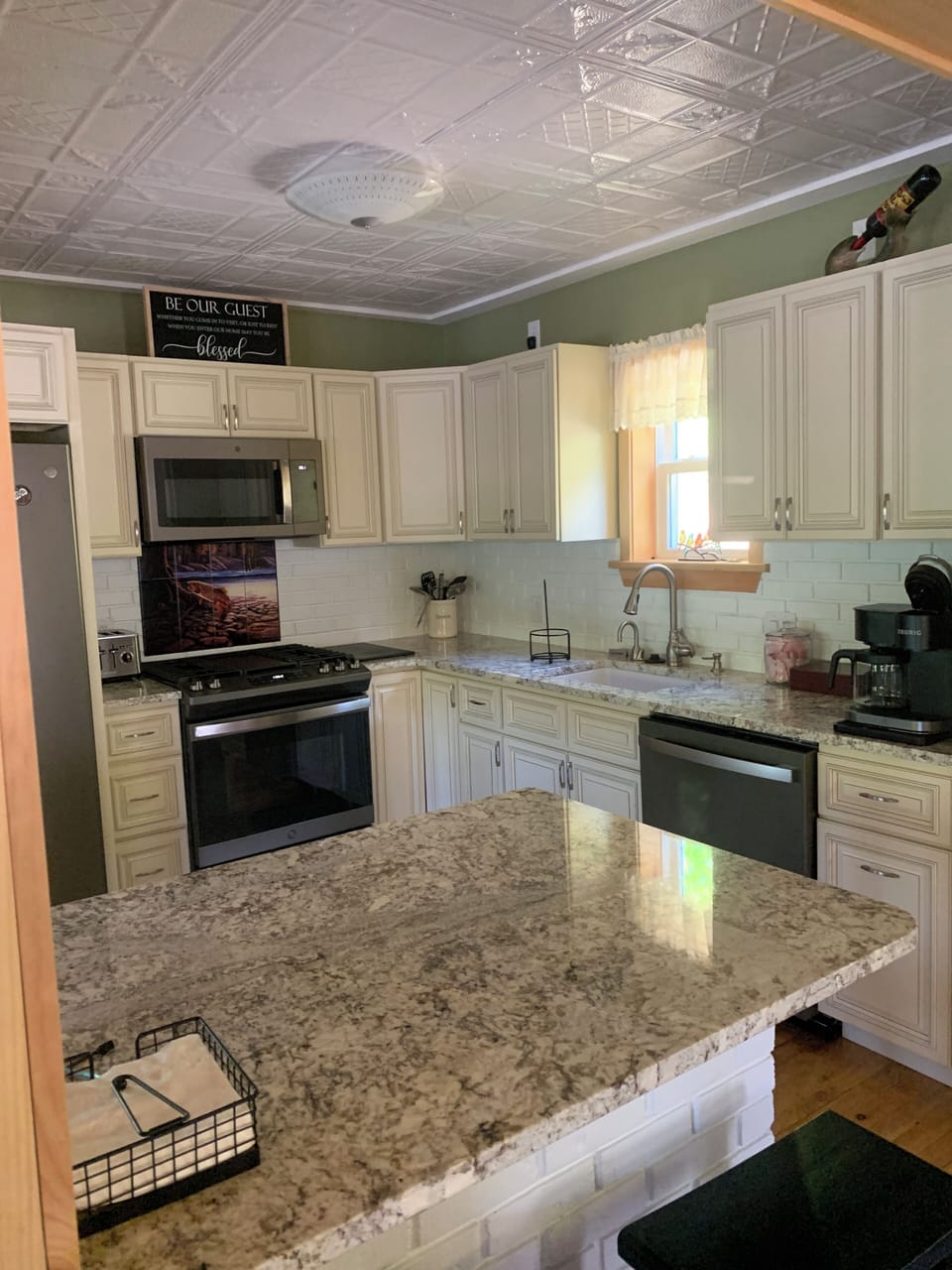 Fully equipped kitchen.