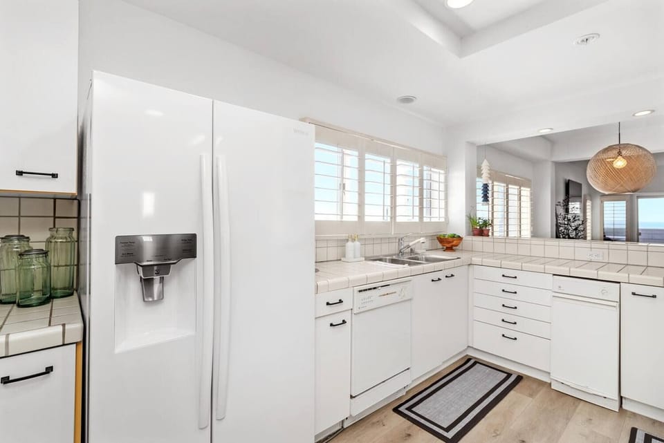 Kichen with functioning dishwasher