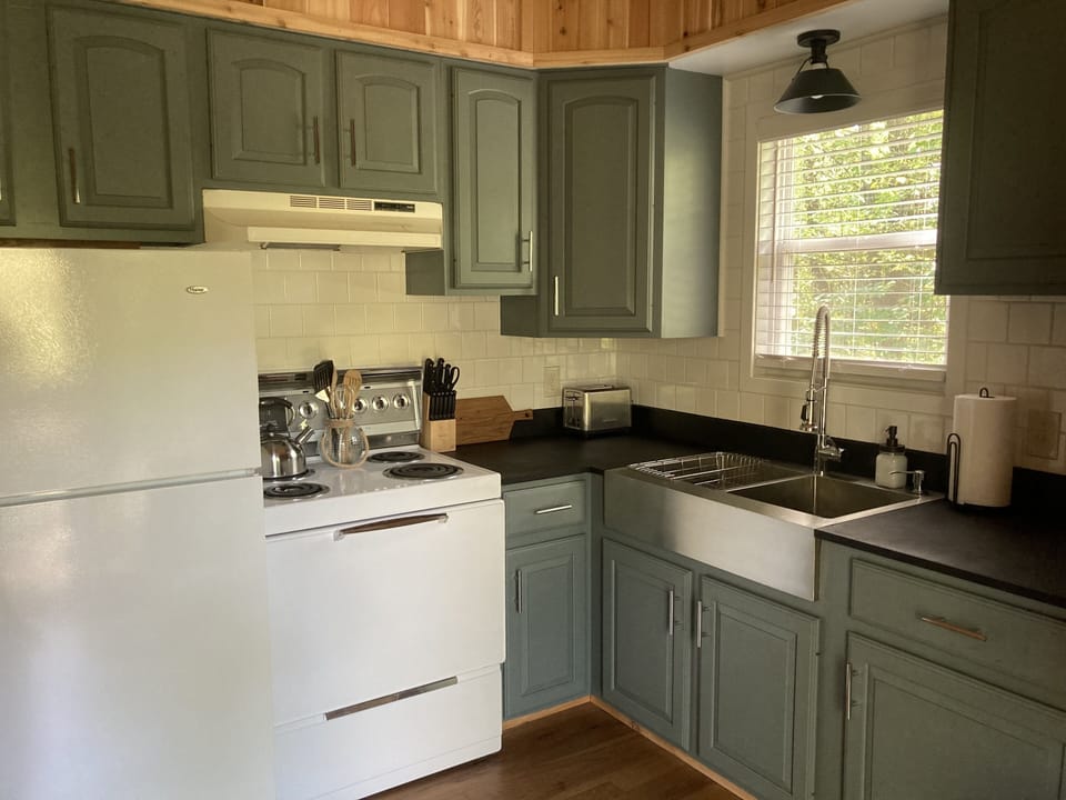 Fully stocked kitchen with fridge, oven & microwave