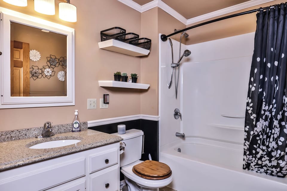 Bright beautiful bathroom with tub/shower combo
