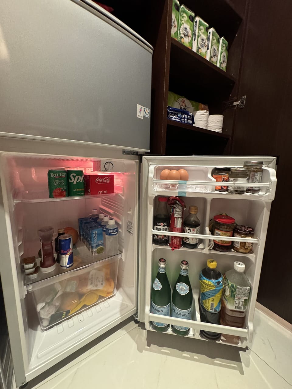Fully stocked complimentary food and snacks/drinks