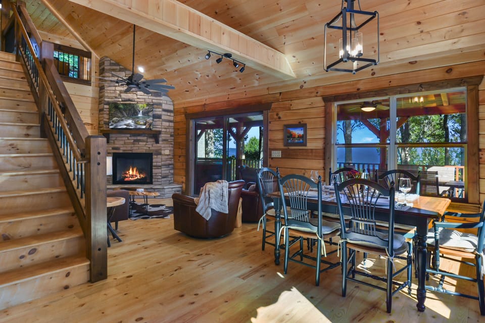 Dinning room overlooking deck access with mountain views!