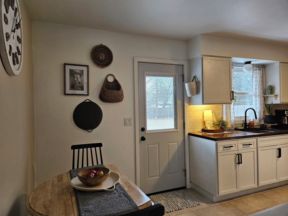 Eat-in kitchen
