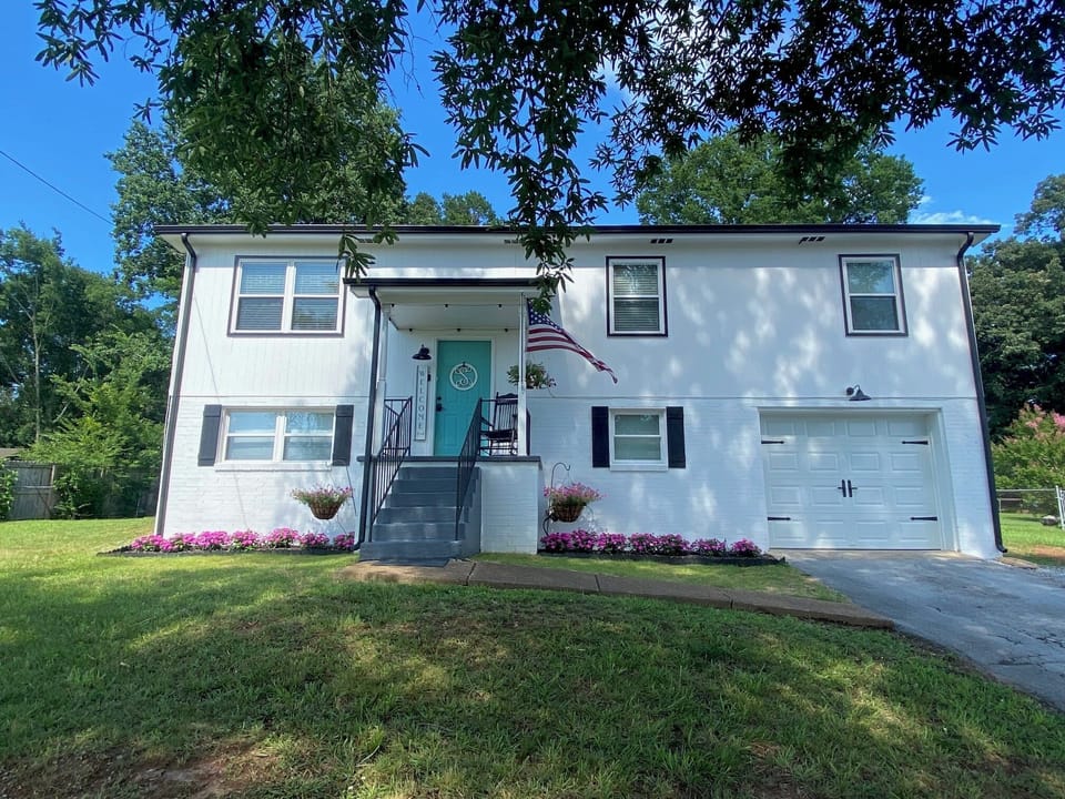 Big Oak Lodge sleeps 8 guests! Play, Relax, Work…. we have it all covered!