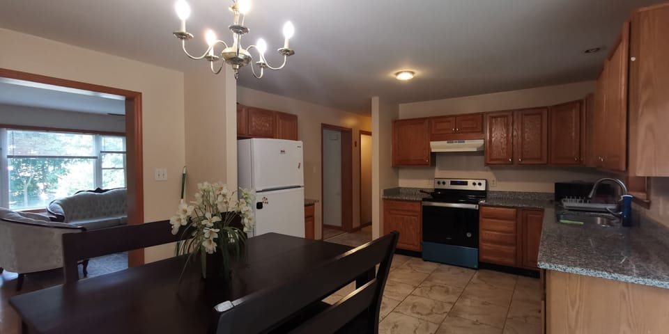 Full kitchen with dinning area