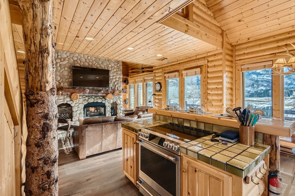 Well Equipped Kitchen with Stainless Steel Appliances!