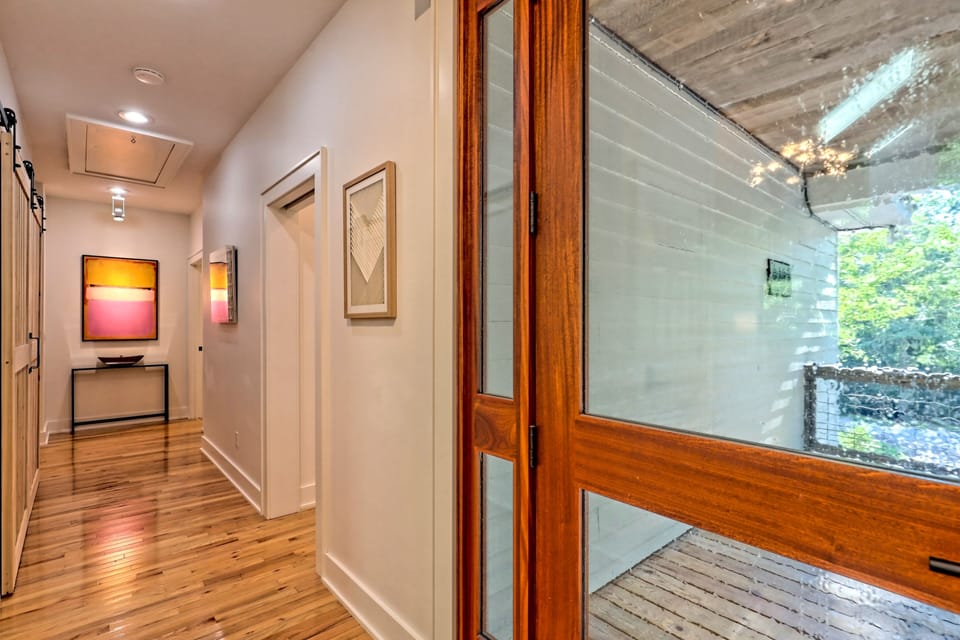 Hallway to bedrooms & laundry
