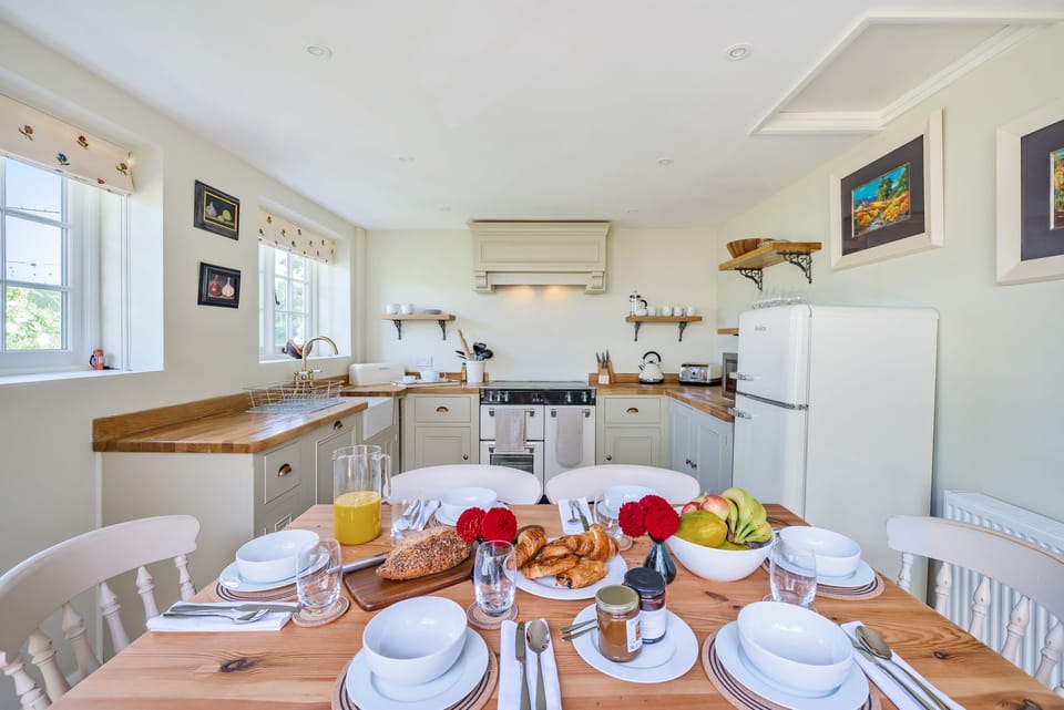 Crumpet Cottage, Chebbard: The range style cooker is ideal for preparing tasty meals