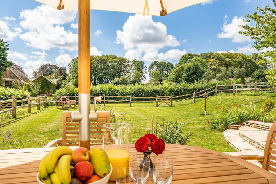 Crumpet Cottage, Chebbard: Enjoy looking out over the front lawn to the countryside beyond