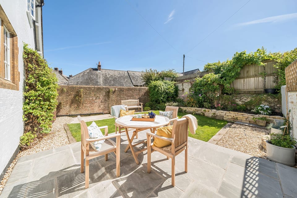 The Old Court House, Cerne Abbas: Enjoy alfresco dining in the garden