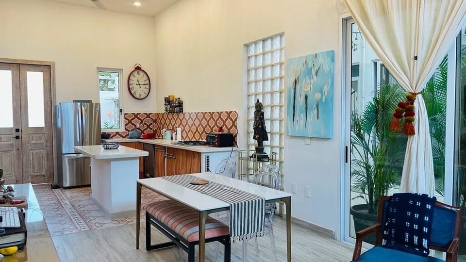 Dining to kitchen