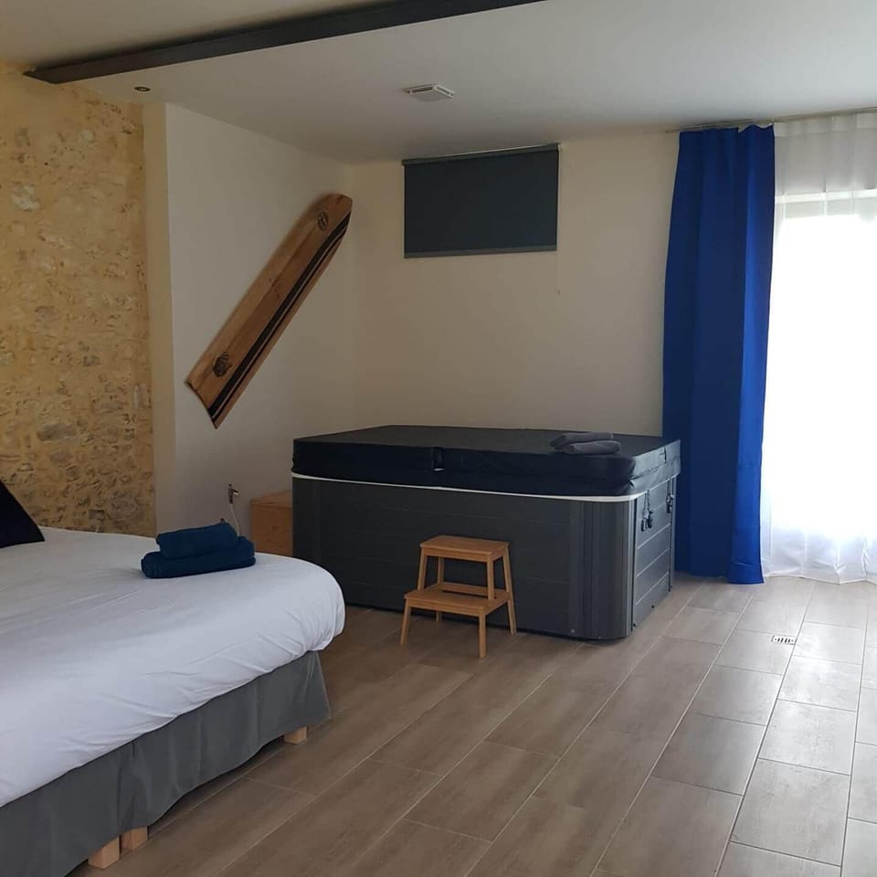 Lit & jacuzzi Chambre 2 - 18 08 2023