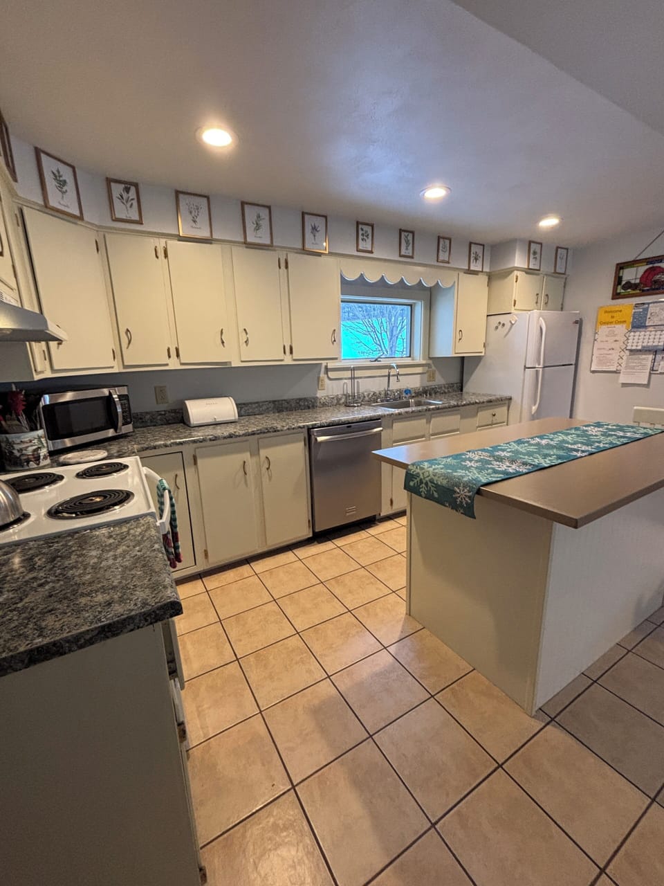 L shaped work area with full sized appliances