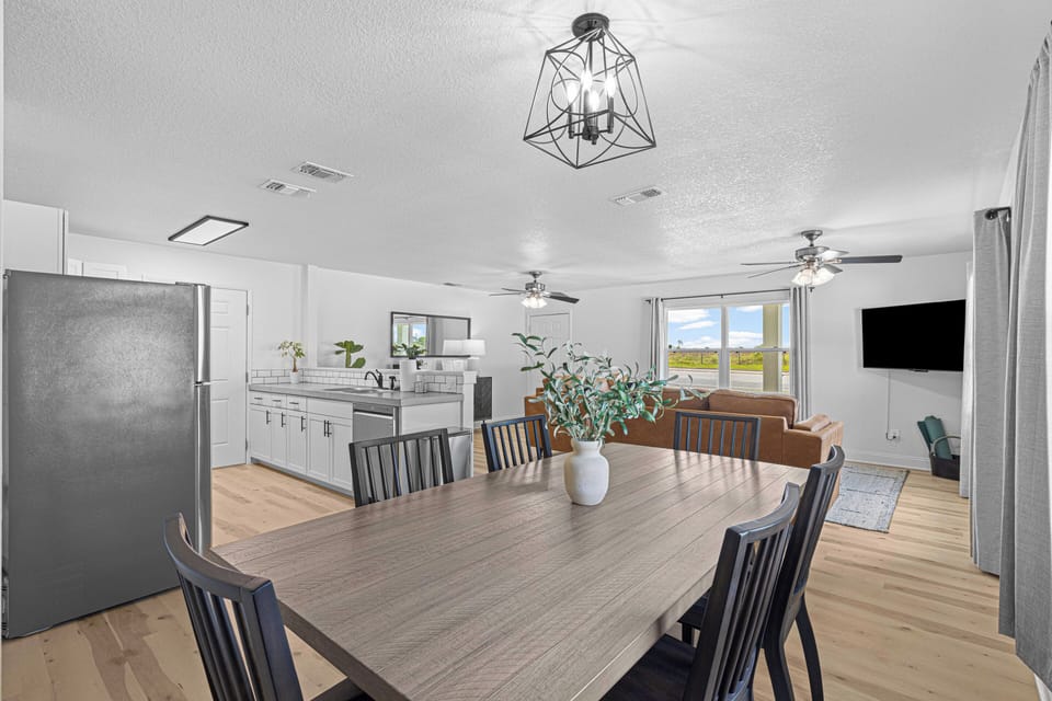 Comfortable dining for 6!