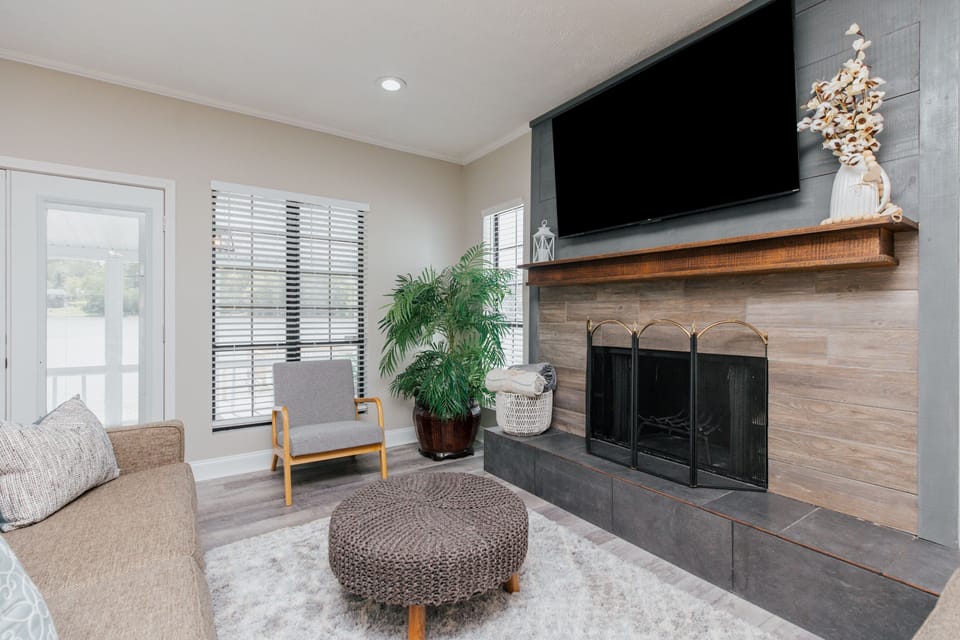 Living Room w/TV Streaming