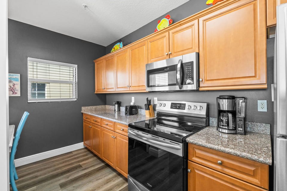 Kitchen - Plenty of counter space!