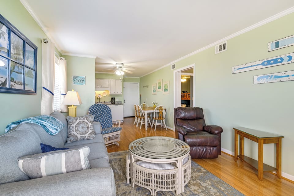 Living Room | Smart TV w/ Cable | Central A/C & Heat | Queen Sleeper Sofa