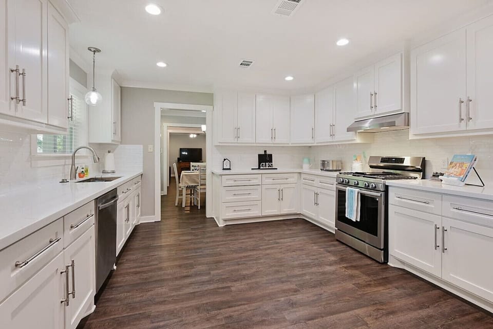Ton`s of cabinets and ample entertaining space!