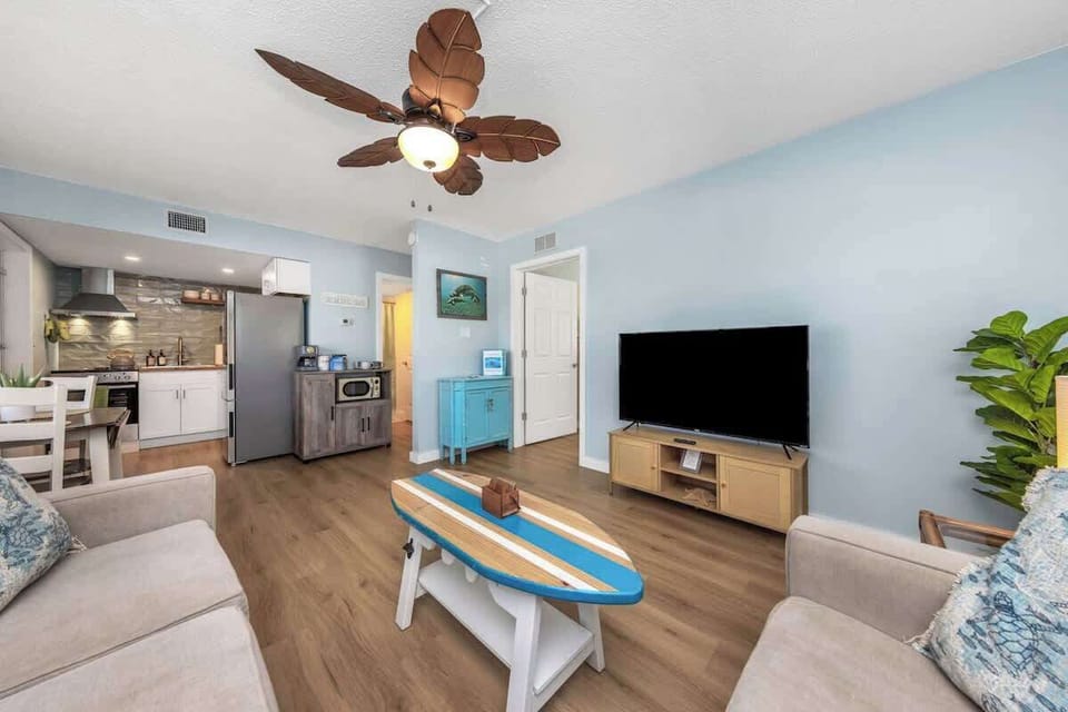 Very open layout, with lots of beach decor to get you in that island mood. 