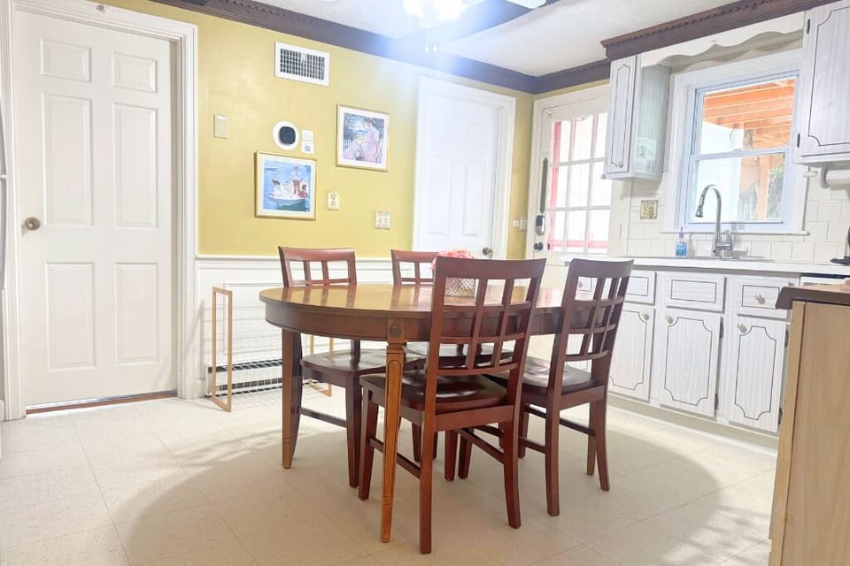 Eat-in Full Kitchen