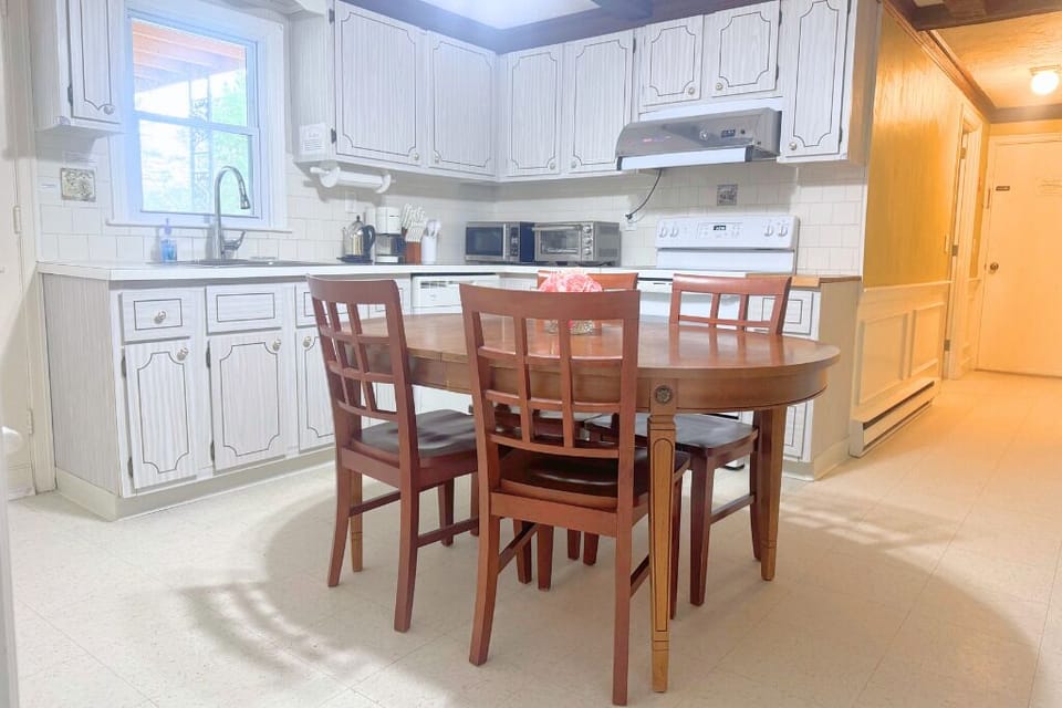 Eat-in Full Kitchen