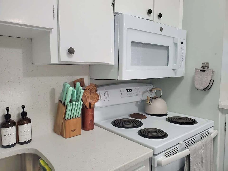 Fully stocked kitchen with all your cooking essentials, spices, blender, toaster, coffee, tea, sugar and much more!