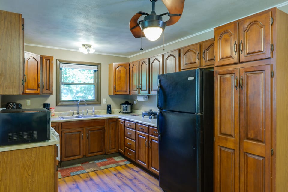 Kitchen | Stove/Oven | Coffee Maker | Dishware/Flatware Provided