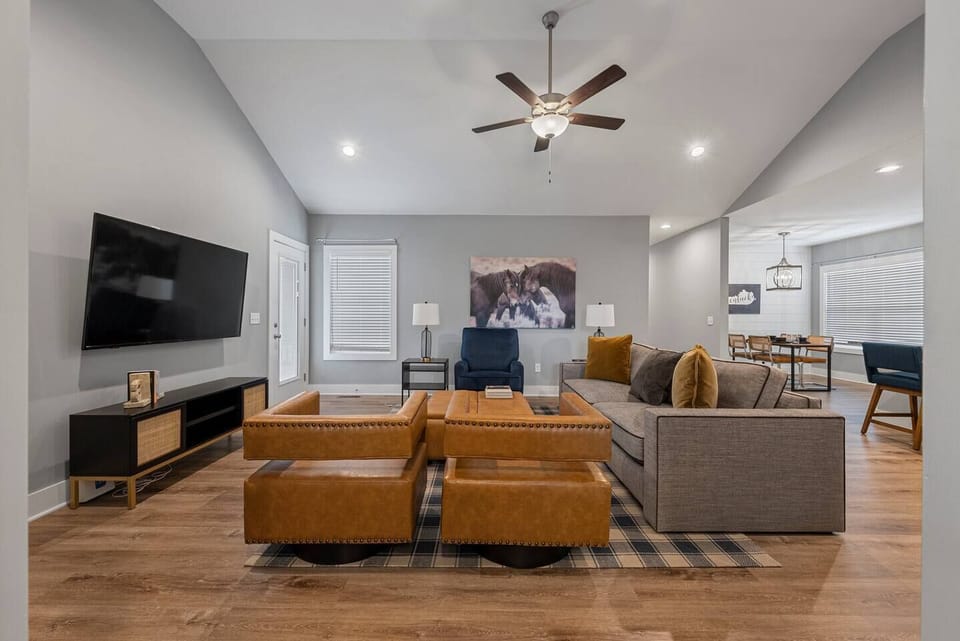 Spacious Living Room for Groups & Families 