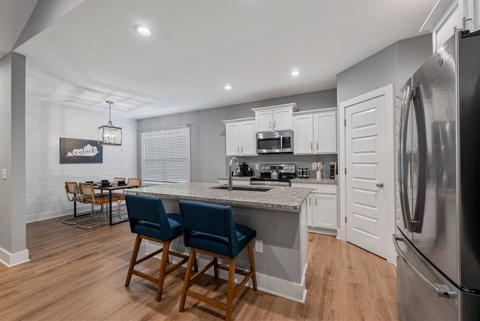Brand New Kitchen w/ Stainless Steel Appliances & Granite Countertops 