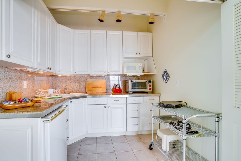 Studio | Kitchenette | Cooking Basics | Hot Plate | Kettle