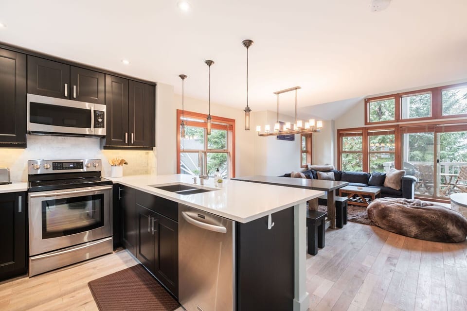 Full kitchen: Stainless steel appliances