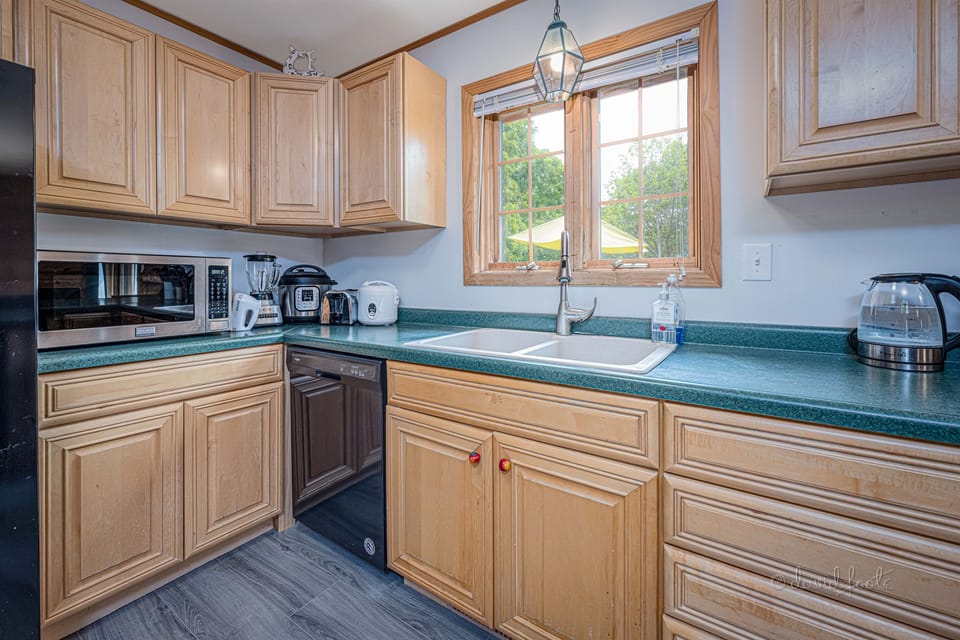 Fully stocked kitchen - dishes for 10