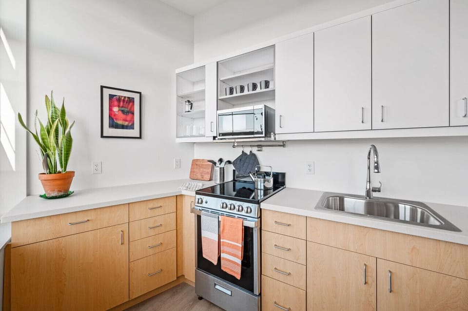 Whip up meals with ease in this sleek kitchen 🔪🍅