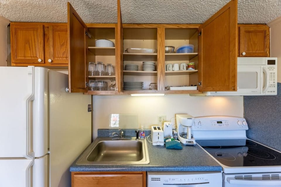 Fully equipped kitchen - Plenty of dishware
